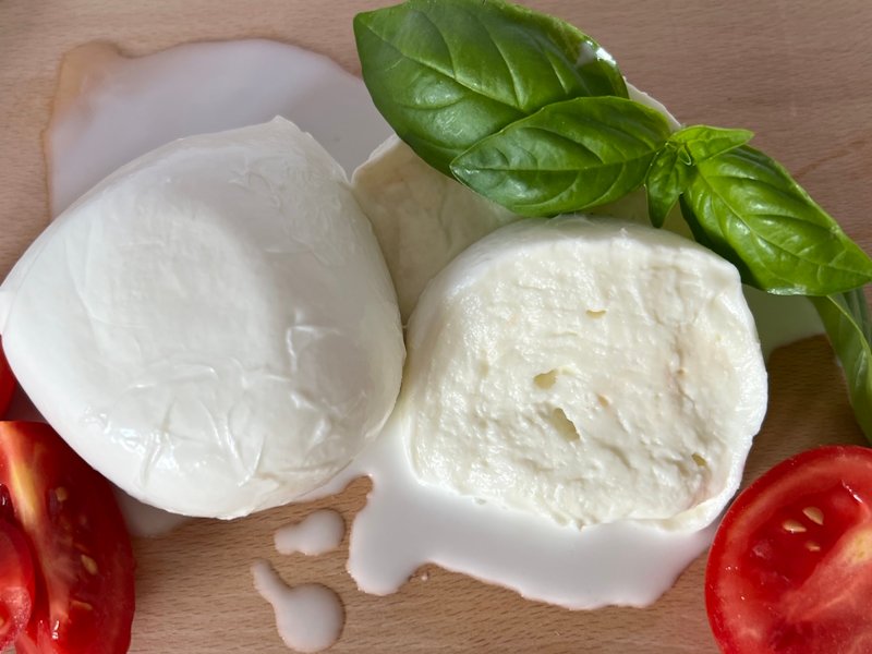 Mozzarella di bufala D.O.P. fresca